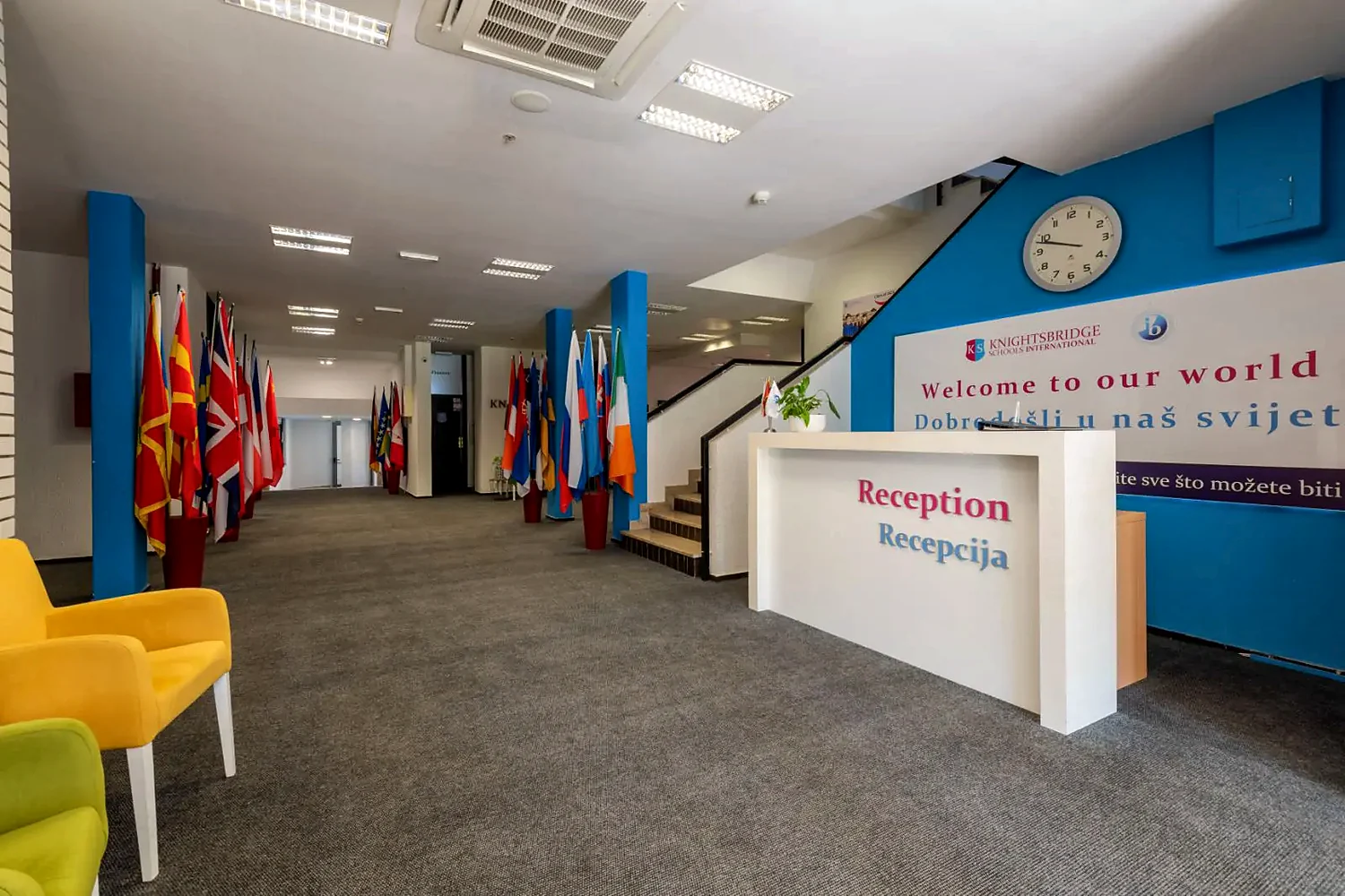 Recepcija KSI Montenegro sa pultom i zastavama.